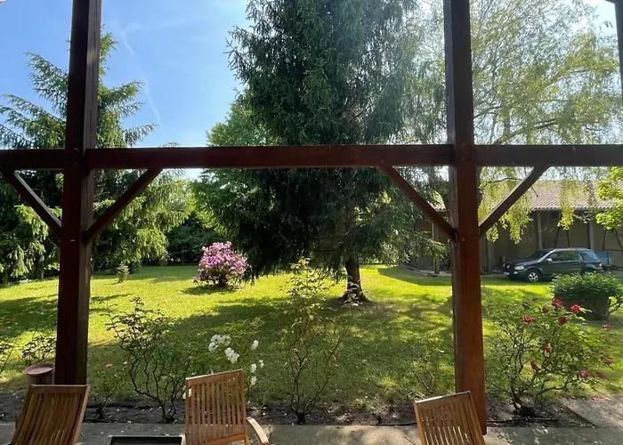 Vila Au Milieu Des Pins / Bord Du