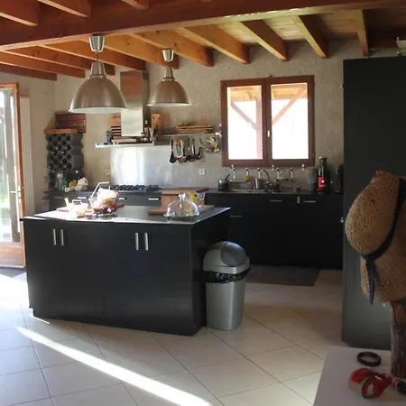 Villa Au Milieu Des Pins / Bord Du *